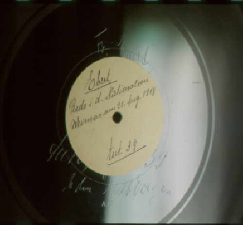 Schallplatte aus dem Lautarchiv mit der handschriftlichen Signatur Friedrich Eberts